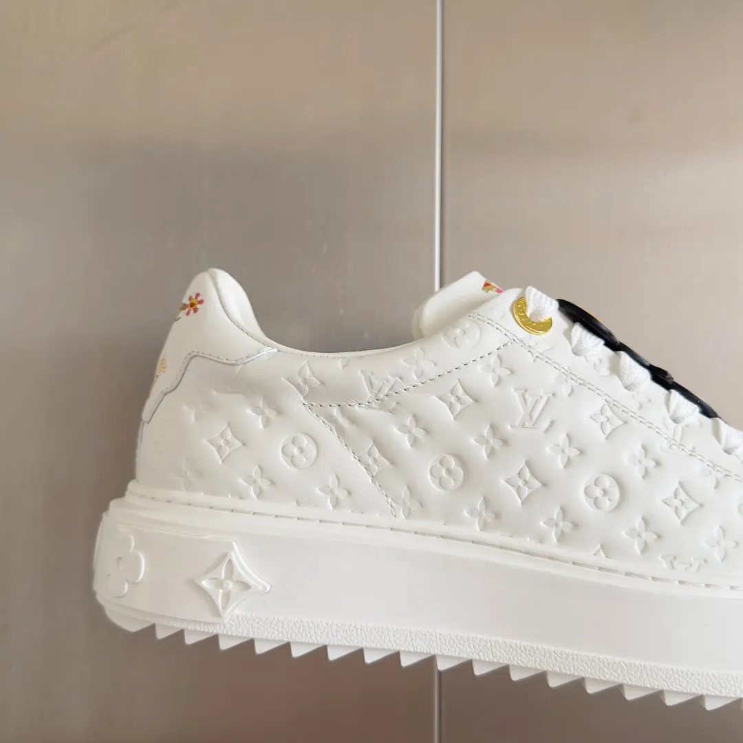 👟👟Ex-factory price 740👟👟 Top version LV Louis Vuitton L House Donkey Brand Stadium Series Casual Sports Shoes White Shoes Dexun Shoes Original purchase, development and production LV Stadium sports shoes are soft cow leather partially embossed with Monogram patterns, reproducing the retro design trend. Monogram canvas trim and toe perforations bring together exquisite details, the tongue is decorated with LV letter label, and the outsole depicts the Louis Vuitton logo. Exquisitely packaged at the delivery counter🛍📦 ▪️ Fabric: Original imported first-layer cowhide ▪️ Lining: Original imported soft sheepskin lining ▪️ Sole: Original open-molded non-slip rubber outsole ▪️ Bottom thickness: 3CM ▪️ Size: Women's 35-41